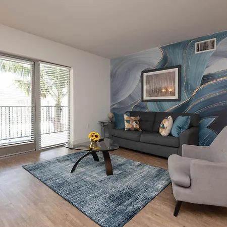 Two Bedroom Suite In Hollywood!